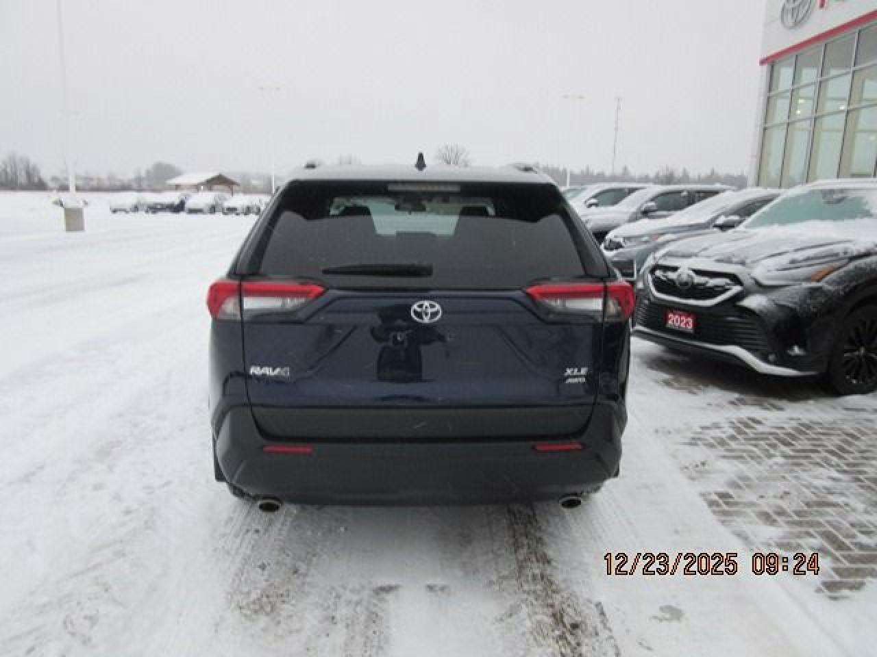 2021 Toyota RAV4 XLE Photo3