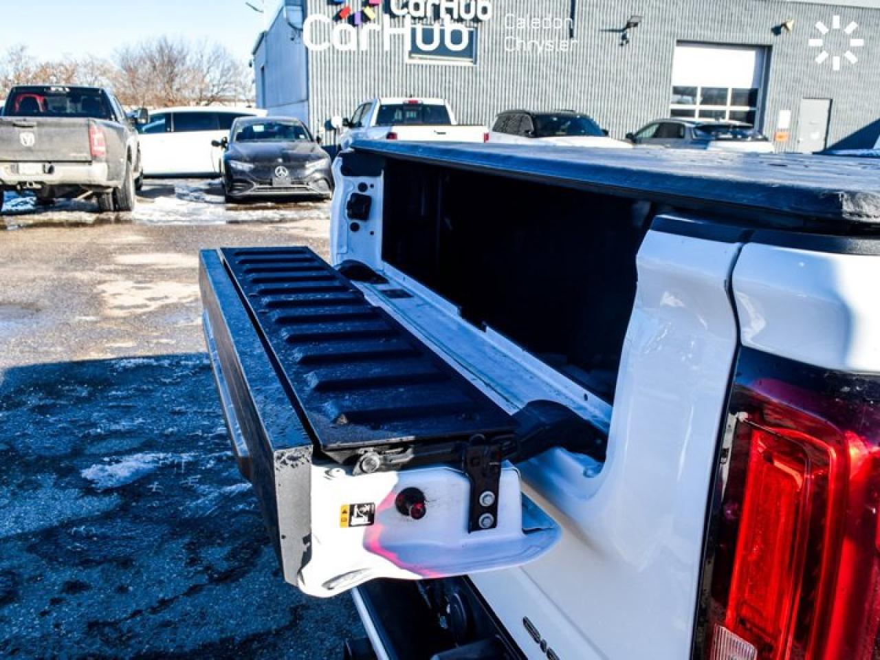 2023 GMC Sierra 1500 Denali 4WD Crew Cab 147" 5.3L Leather Multi Pro TailGate  5 passengers with captain chair Photo