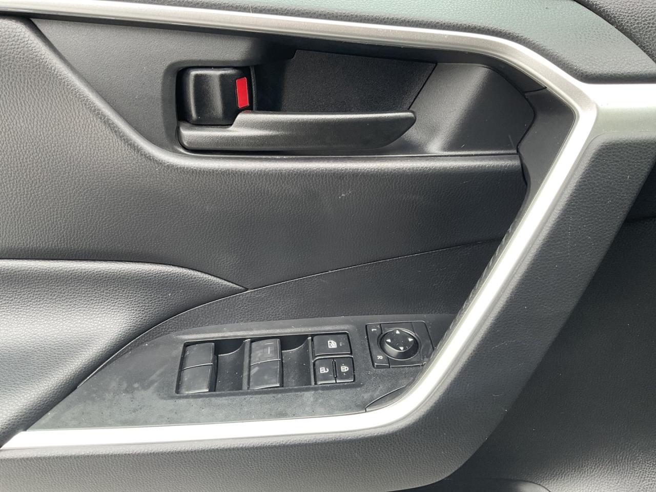 2021 Toyota RAV4 LE - BACK-UP CAM! BSM! SAFETY SENSE! Photo