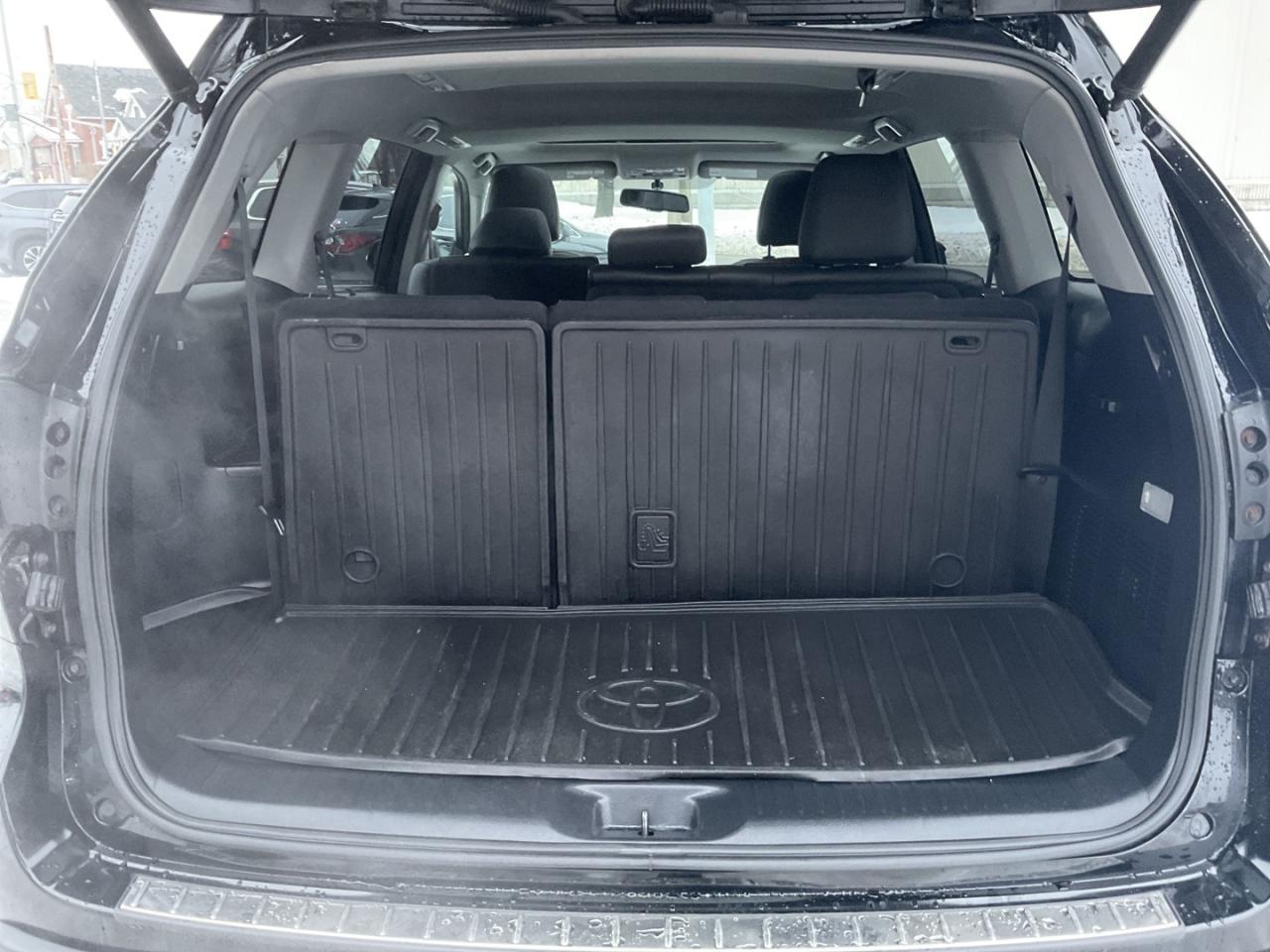 2015 Toyota Highlander XLE AWD V6 - LEATHER! NAV! BACK-UP CAM! 8 PASS! Photo