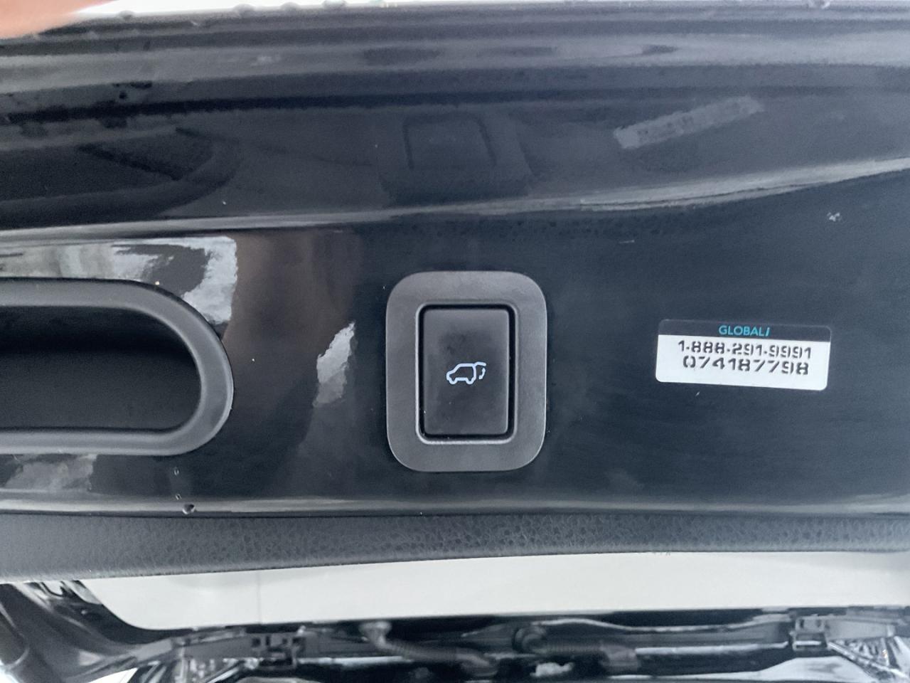 2015 Toyota Highlander XLE AWD V6 - LEATHER! NAV! BACK-UP CAM! 8 PASS! Photo