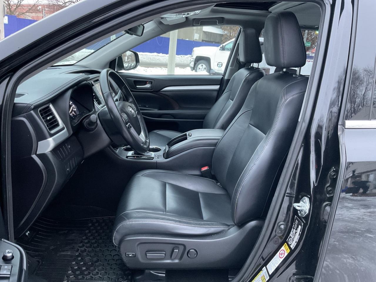 2015 Toyota Highlander XLE AWD V6 - LEATHER! NAV! BACK-UP CAM! 8 PASS! Photo