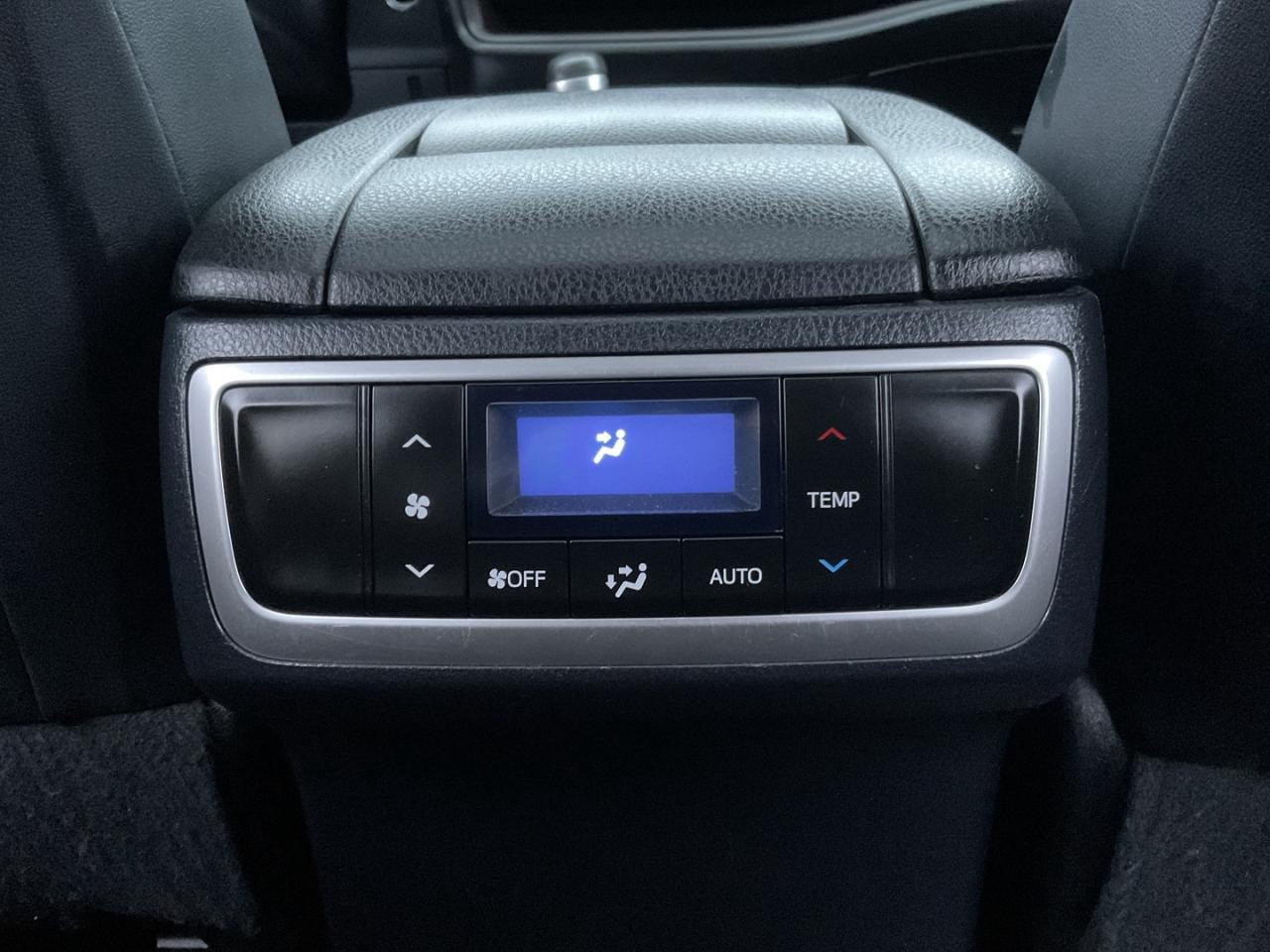 2015 Toyota Highlander XLE AWD V6 - LEATHER! NAV! BACK-UP CAM! 8 PASS! Photo