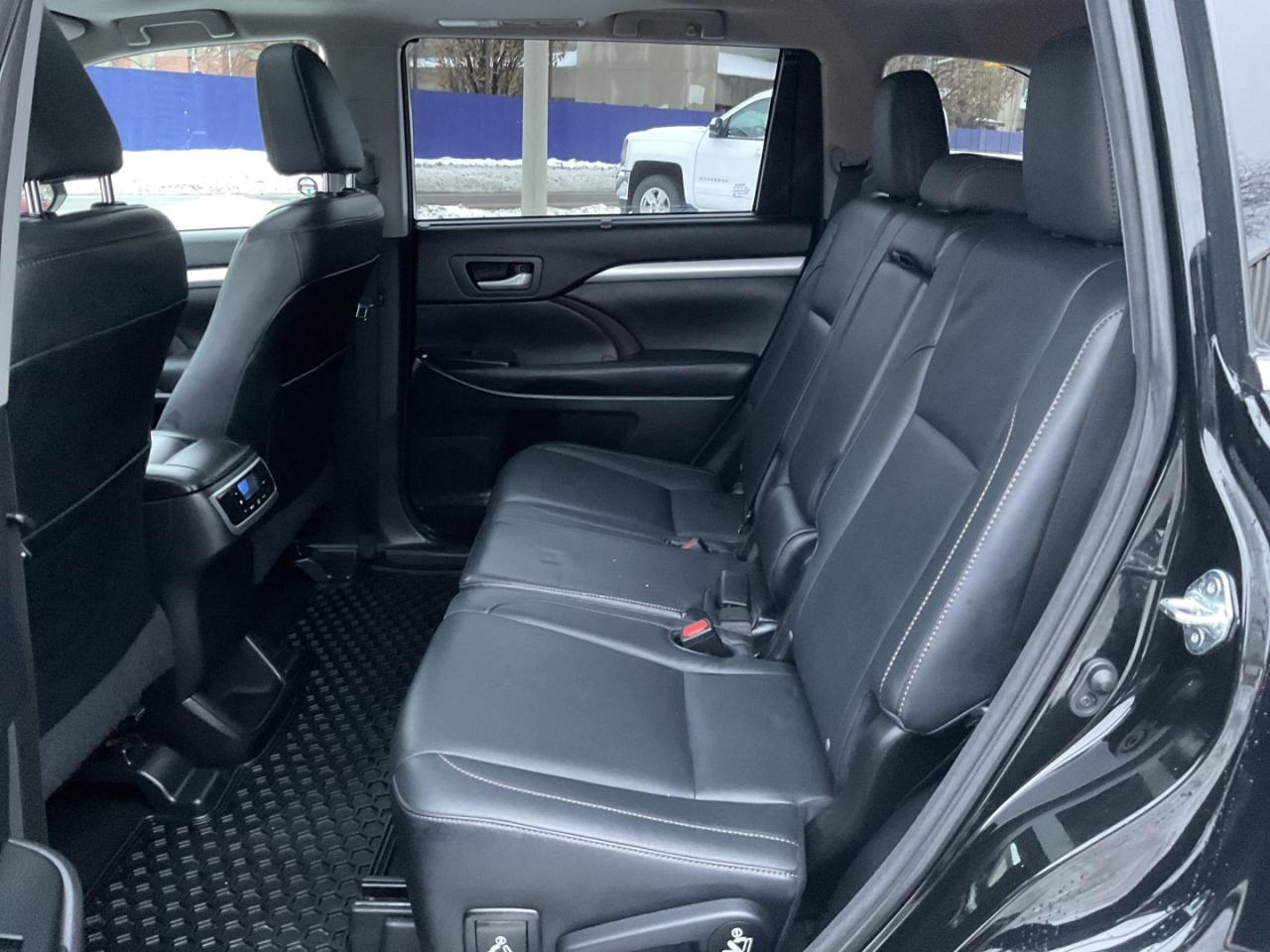 2015 Toyota Highlander XLE AWD V6 - LEATHER! NAV! BACK-UP CAM! 8 PASS! Photo