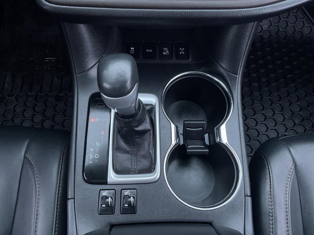 2015 Toyota Highlander XLE AWD V6 - LEATHER! NAV! BACK-UP CAM! 8 PASS! Photo