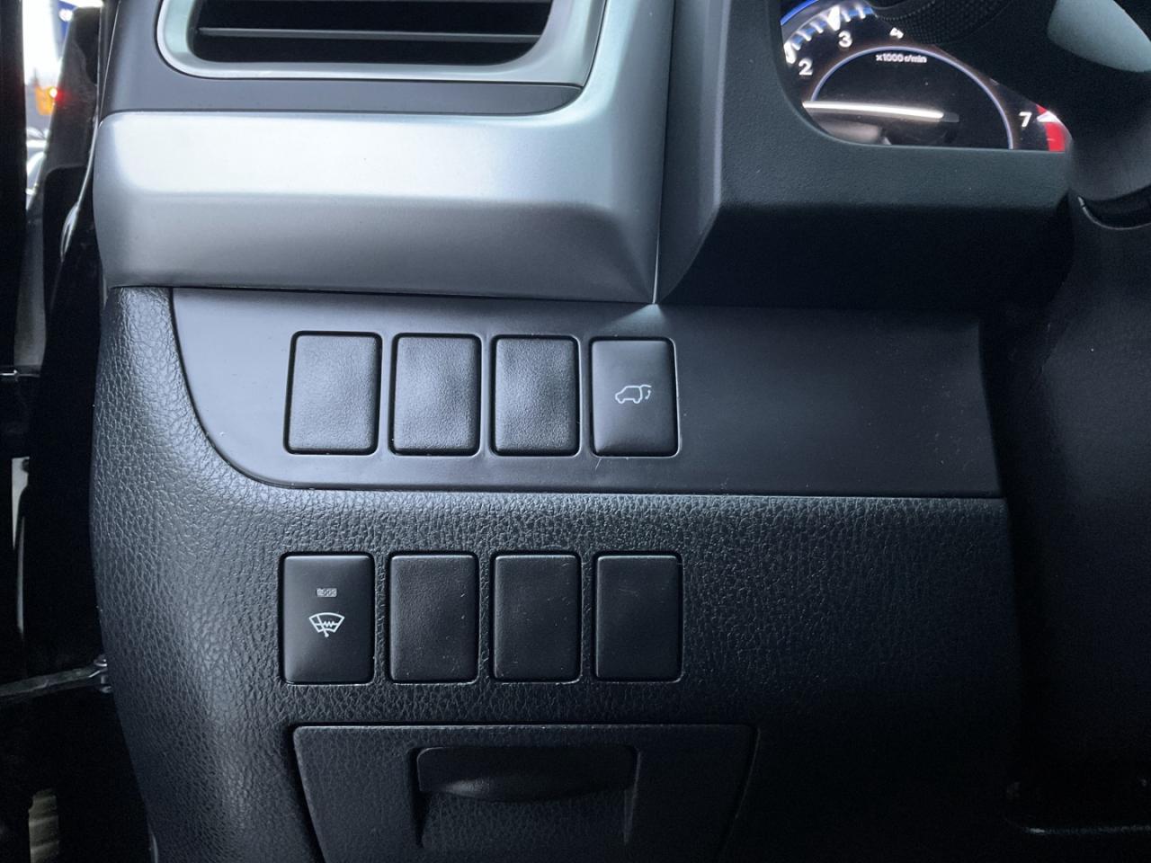 2015 Toyota Highlander XLE AWD V6 - LEATHER! NAV! BACK-UP CAM! 8 PASS! Photo