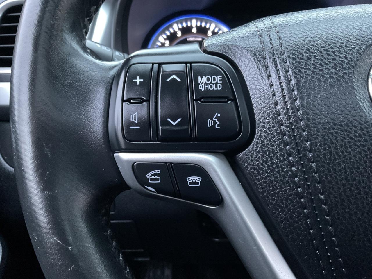 2015 Toyota Highlander XLE AWD V6 - LEATHER! NAV! BACK-UP CAM! 8 PASS! Photo