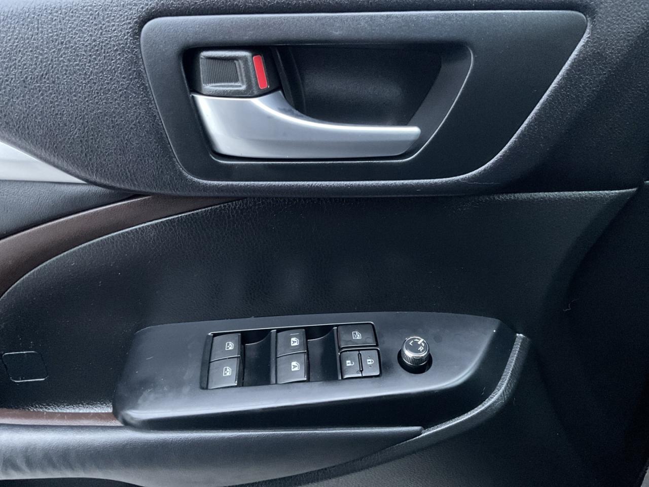 2015 Toyota Highlander XLE AWD V6 - LEATHER! NAV! BACK-UP CAM! 8 PASS! Photo