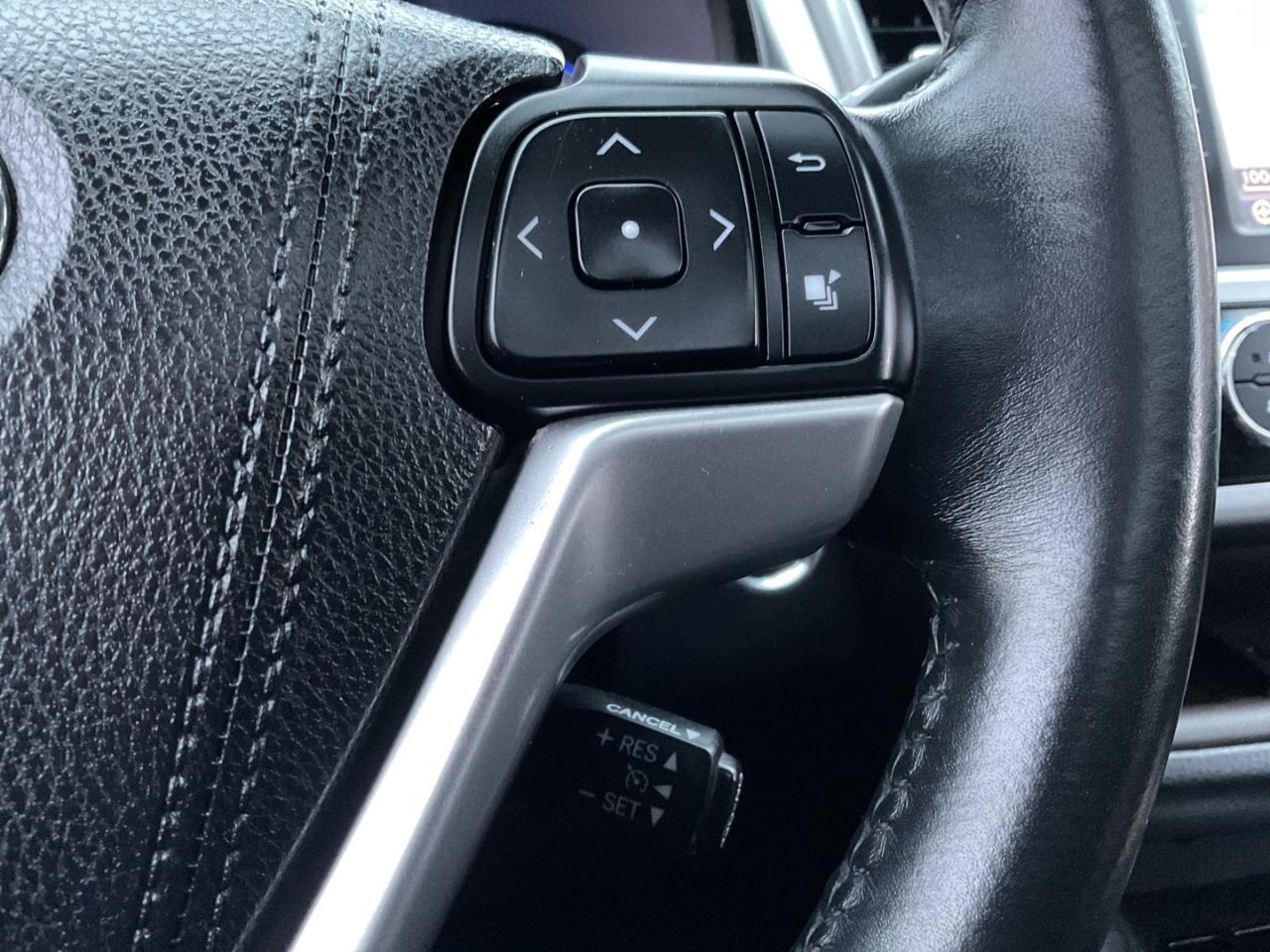 2015 Toyota Highlander XLE AWD V6 - LEATHER! NAV! BACK-UP CAM! 8 PASS! Photo