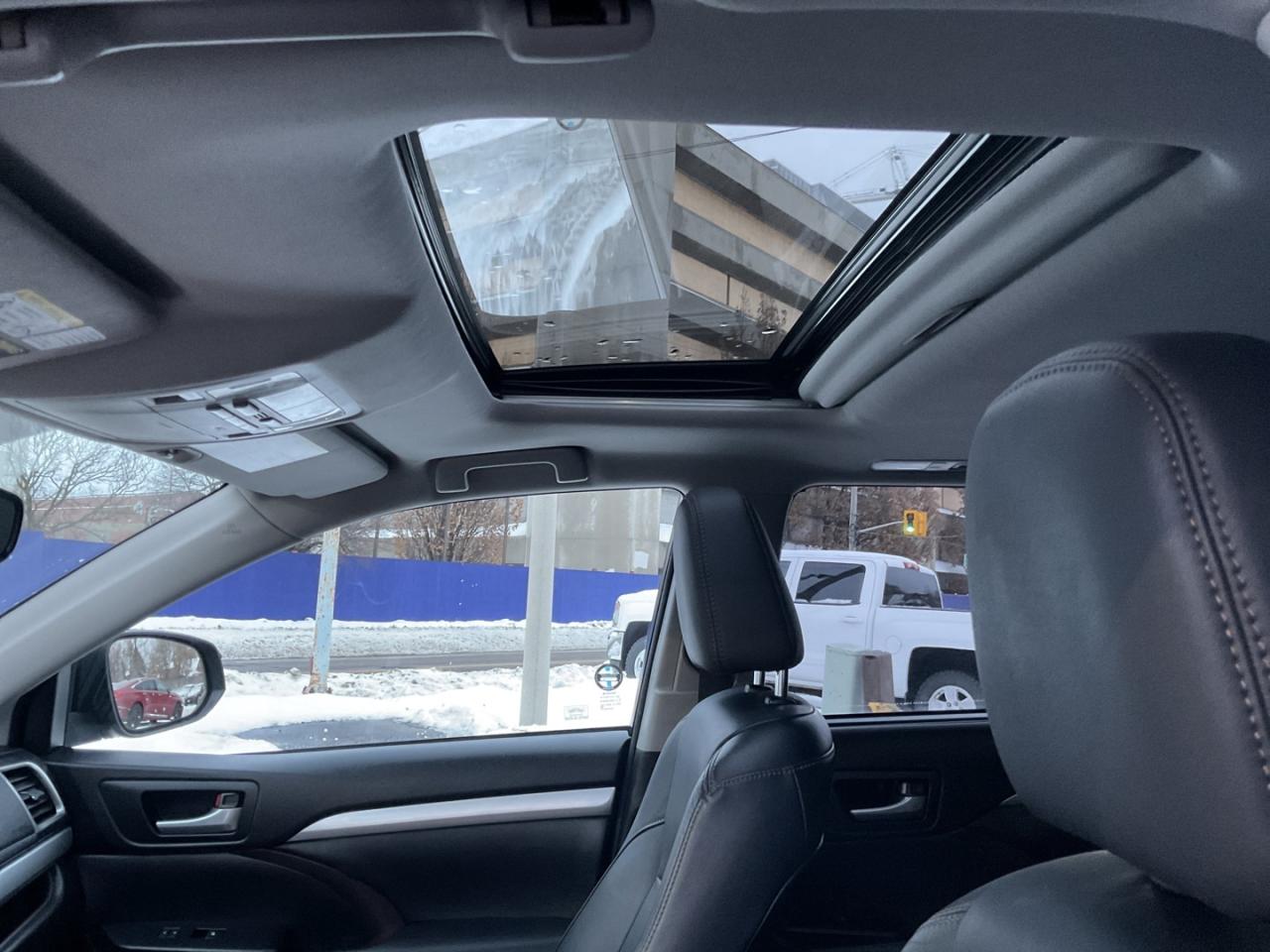 2015 Toyota Highlander XLE AWD V6 - LEATHER! NAV! BACK-UP CAM! 8 PASS! Photo