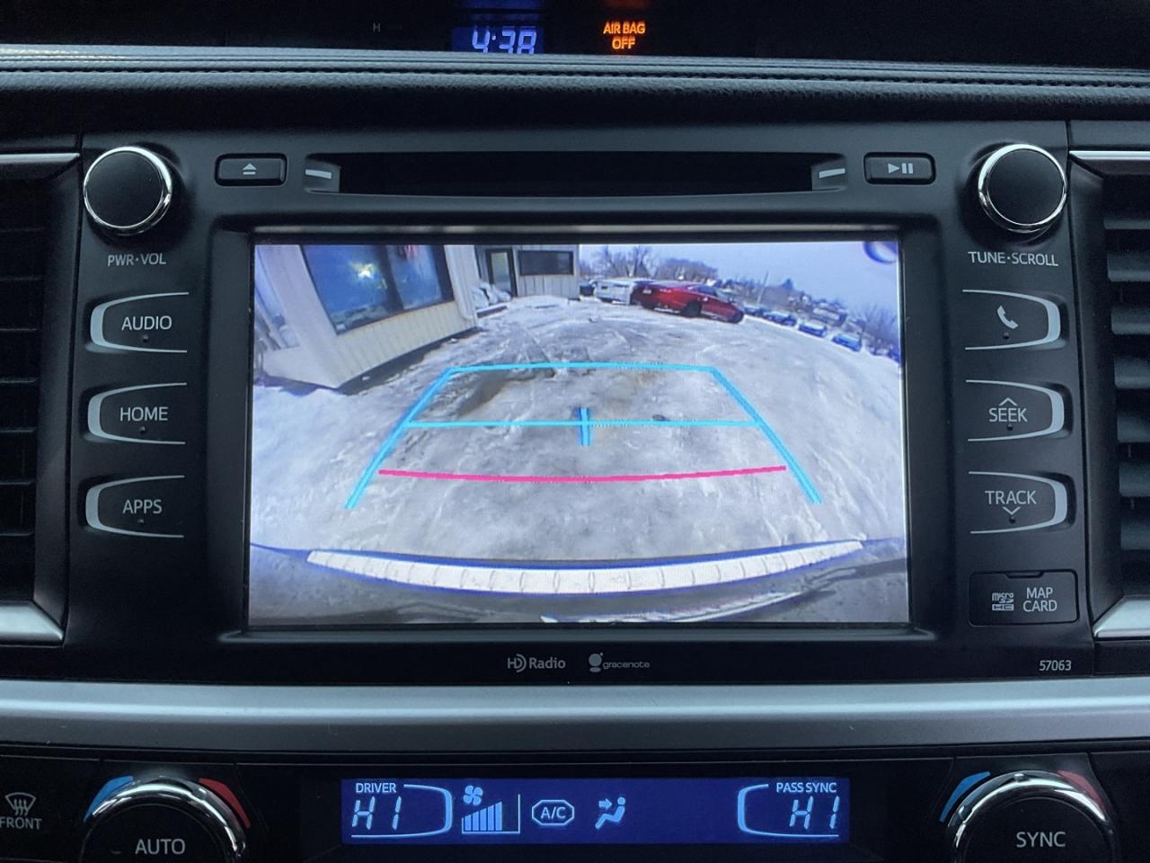 2015 Toyota Highlander XLE AWD V6 - LEATHER! NAV! BACK-UP CAM! 8 PASS! Photo