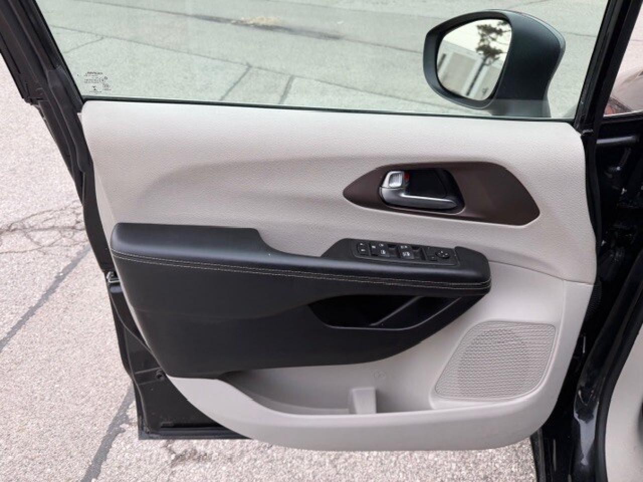 2022 Chrysler Grand Caravan SXT FWD V6 REMOTE STARTER 1 OWNER Photo