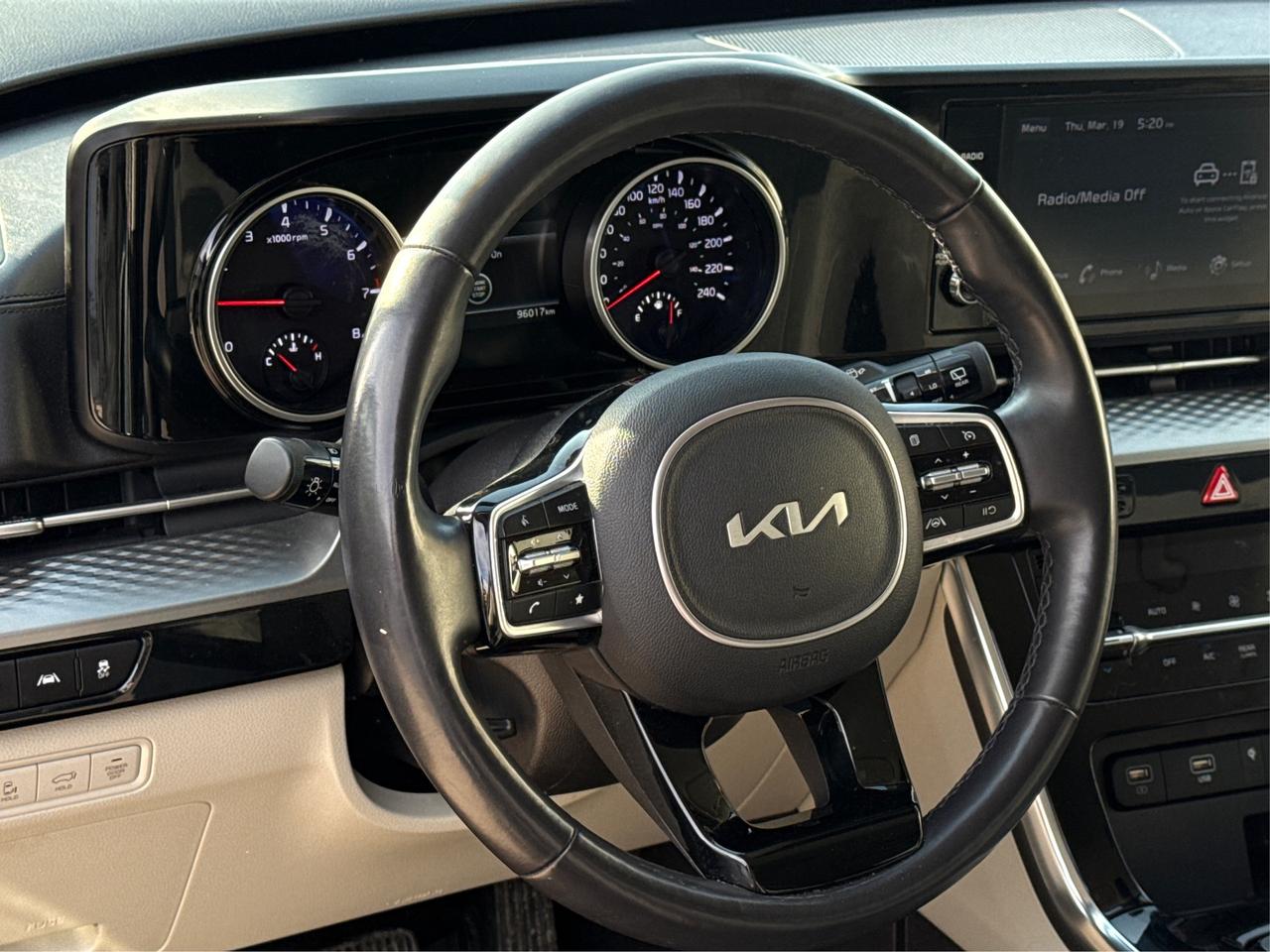 2024 Kia Carnival 8 PASS FWD HEATED SEATS! WE FINANCE ALL CREDIT! Photo