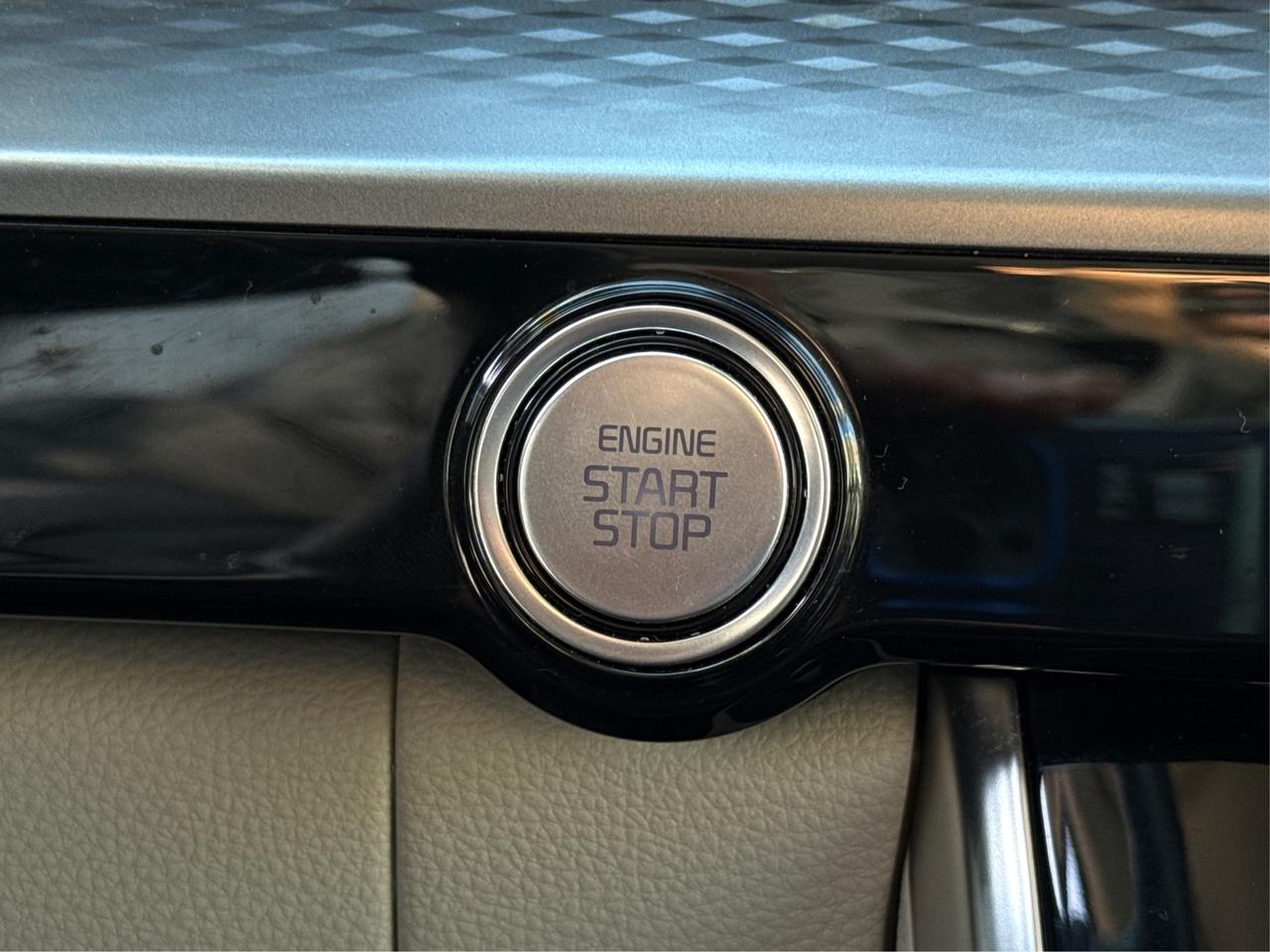 2024 Kia Carnival 8 PASS FWD HEATED SEATS! WE FINANCE ALL CREDIT! Photo