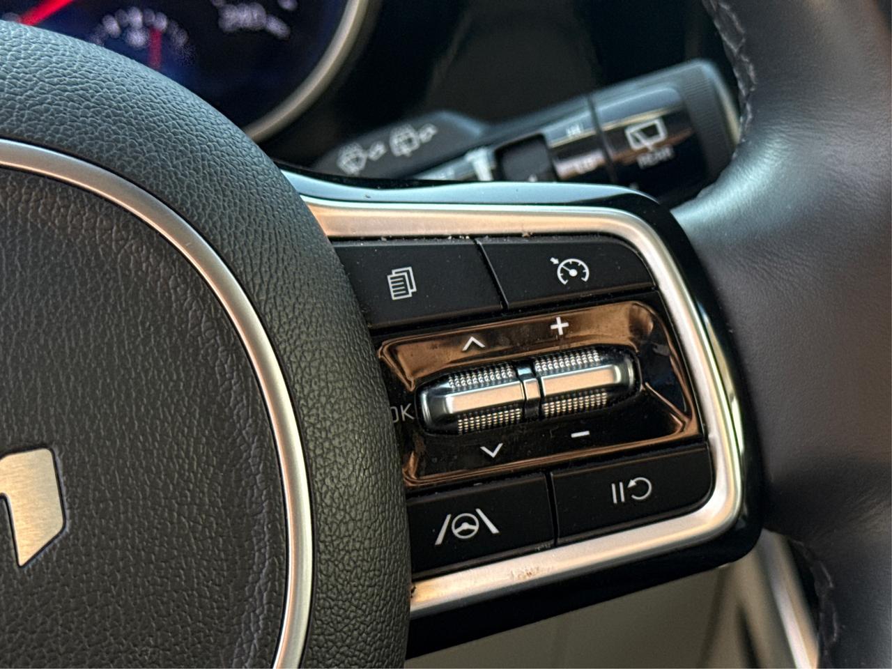 2024 Kia Carnival 8 PASS FWD HEATED SEATS! WE FINANCE ALL CREDIT! Photo