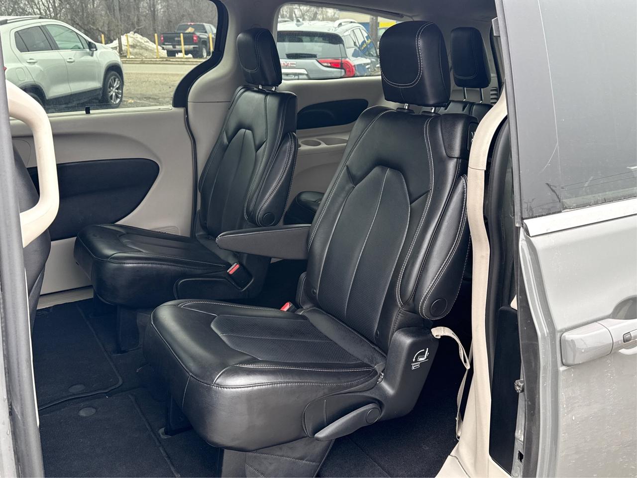 2023 Chrysler Pacifica 7 PASS HEATED SEATS CLEAN WE FINANCE ALL CREDIT! Photo