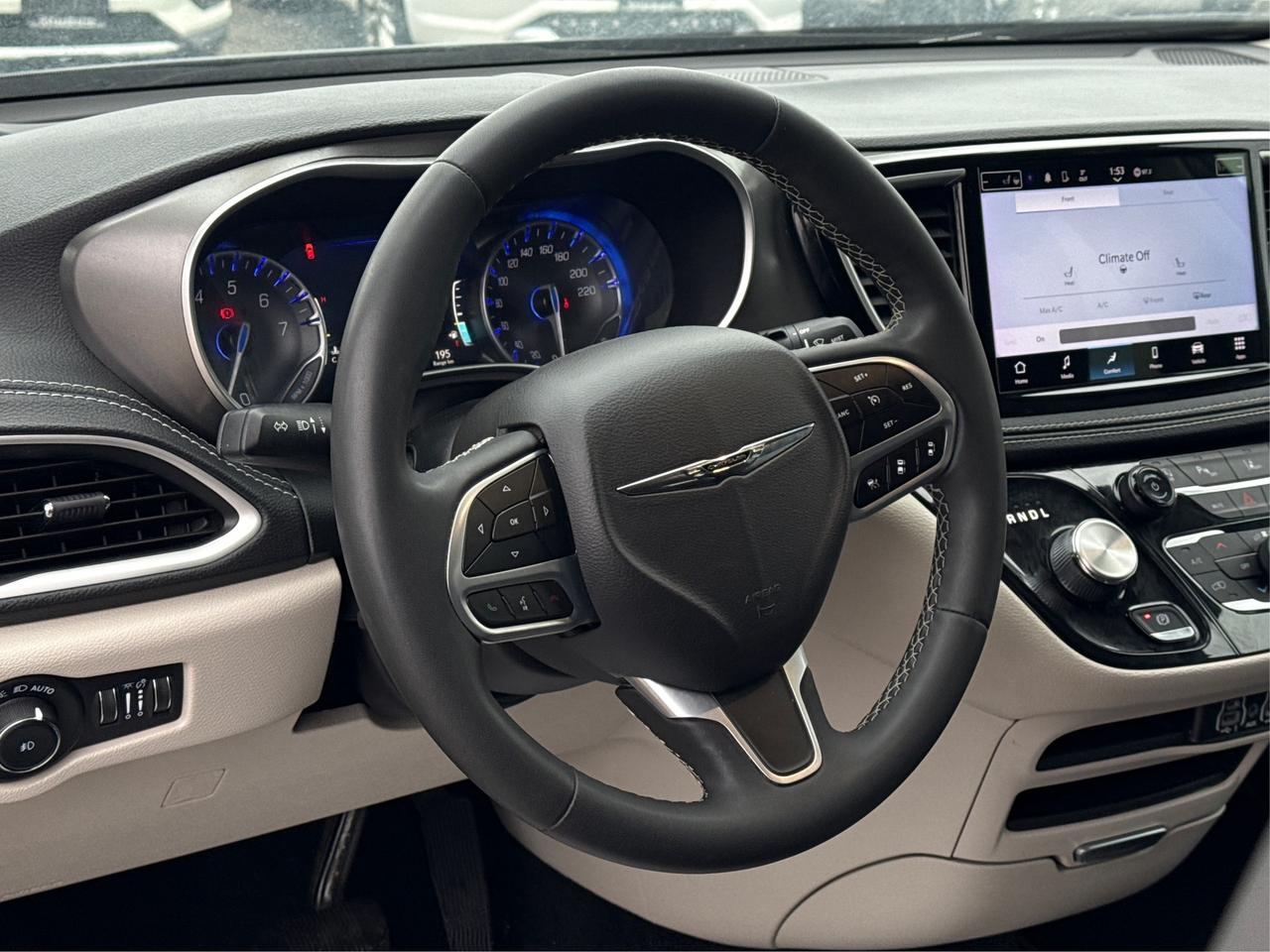 2023 Chrysler Pacifica 7 PASS HEATED SEATS CLEAN WE FINANCE ALL CREDIT! Photo