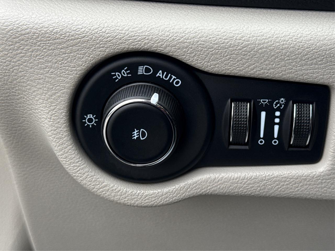 2023 Chrysler Pacifica 7 PASS HEATED SEATS CLEAN WE FINANCE ALL CREDIT! Photo