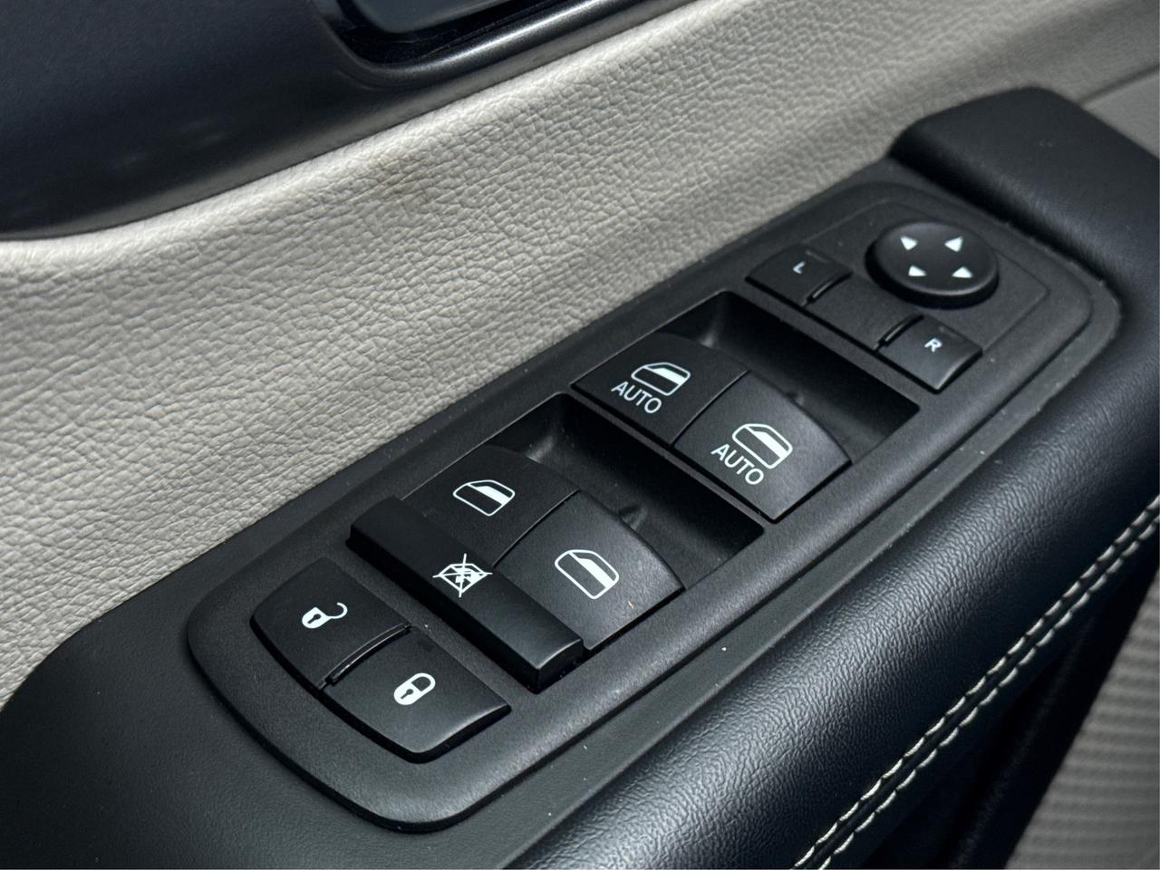 2023 Chrysler Pacifica 7 PASS HEATED SEATS CLEAN WE FINANCE ALL CREDIT! Photo