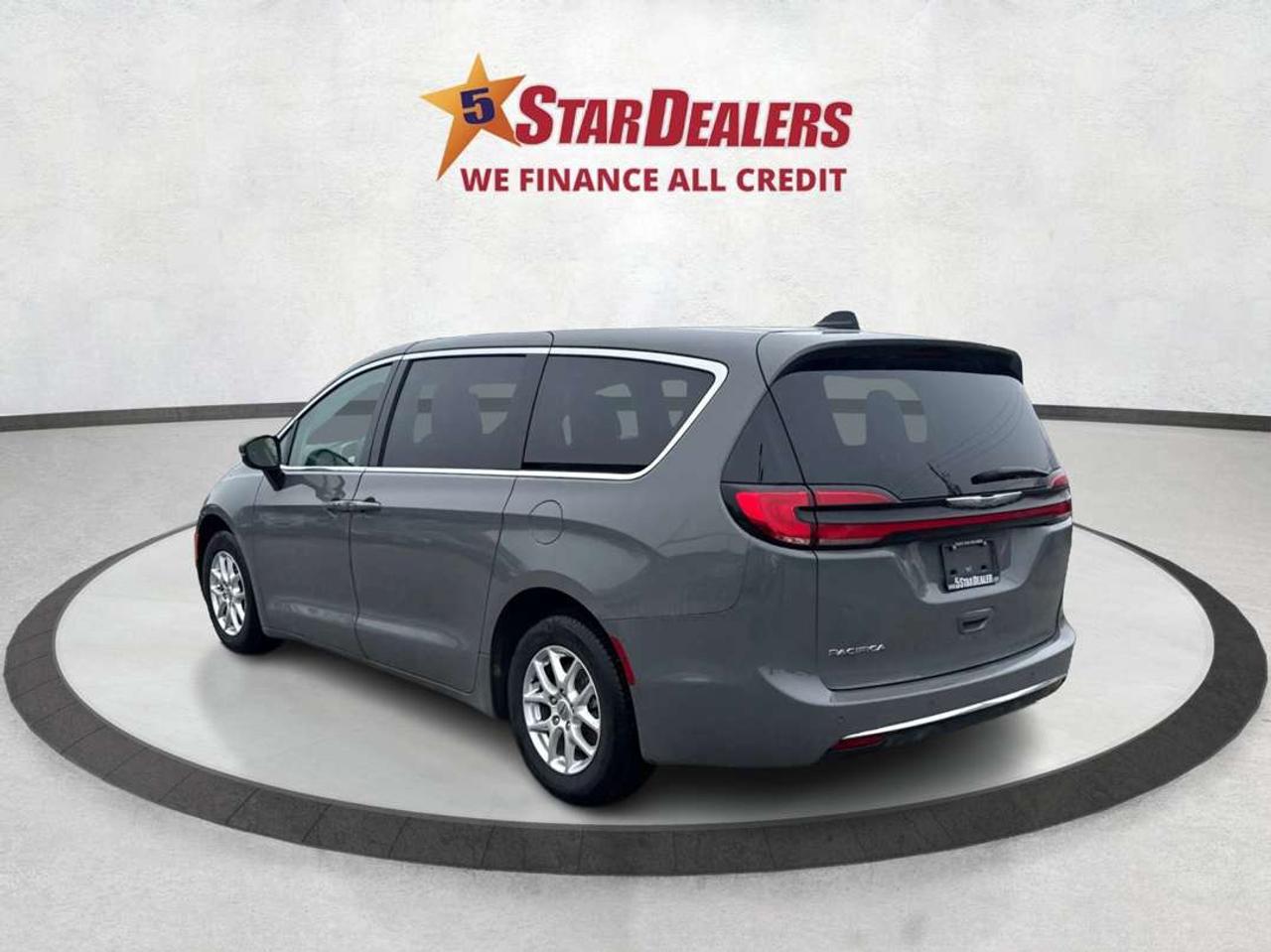 2023 Chrysler Pacifica 7 PASS HEATED SEATS CLEAN WE FINANCE ALL CREDIT! Photo4