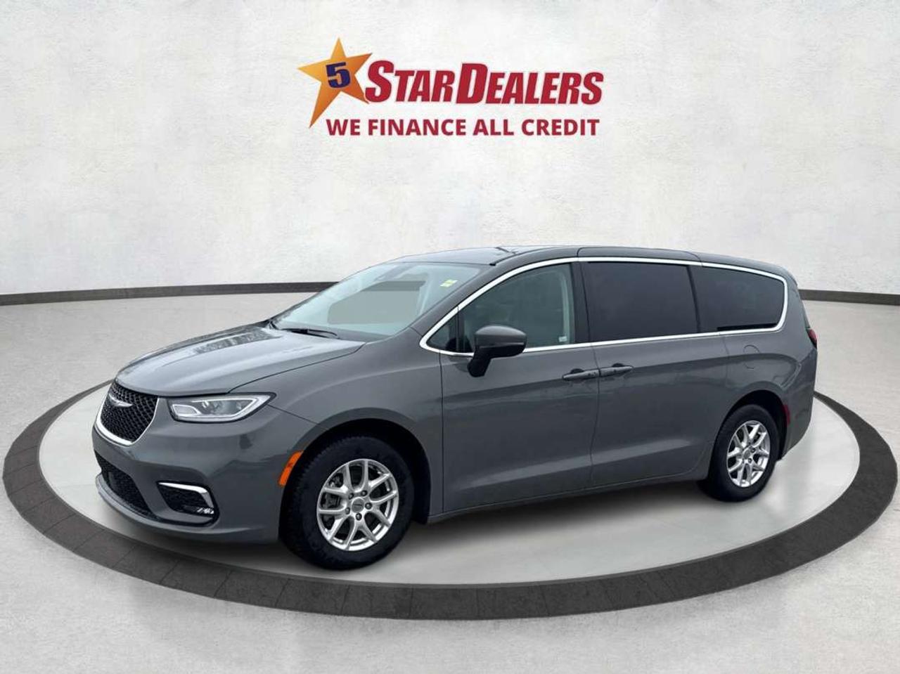 2023 Chrysler Pacifica 7 PASS HEATED SEATS CLEAN WE FINANCE ALL CREDIT! Photo2