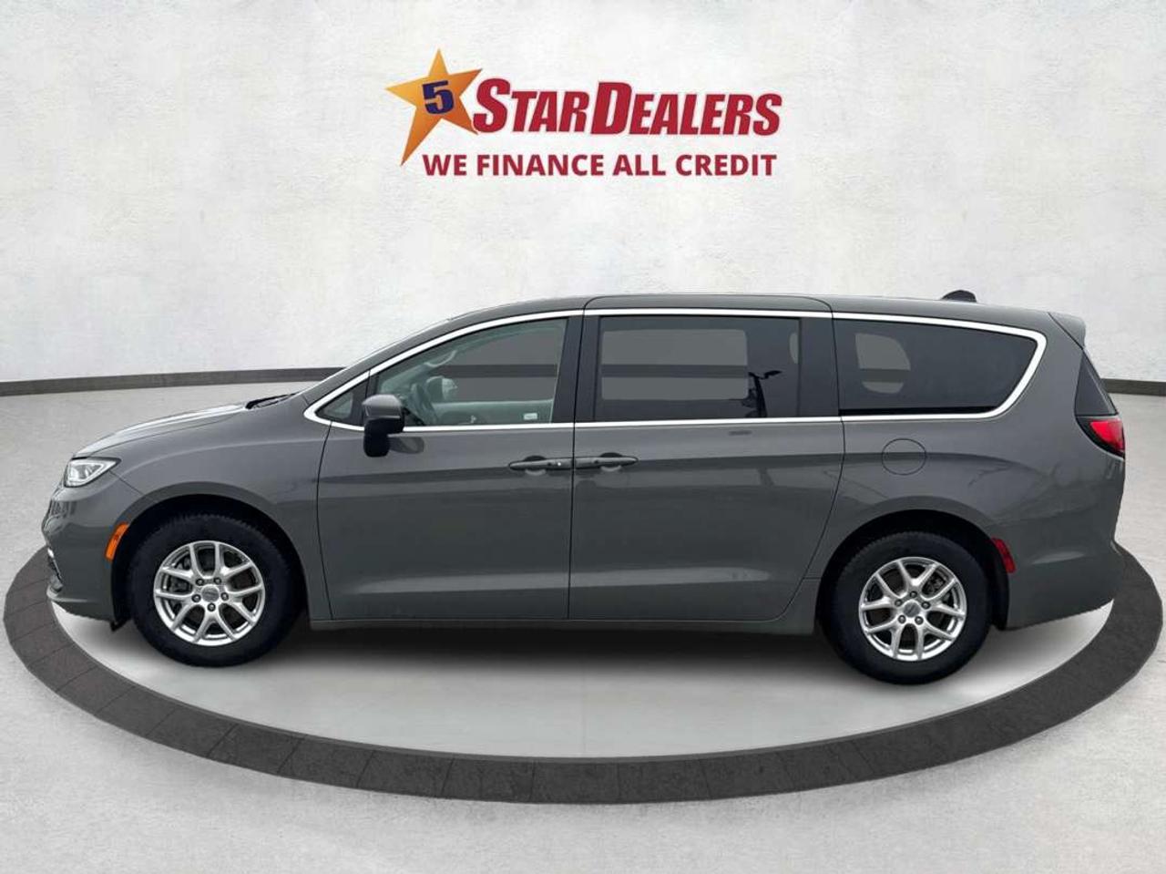 2023 Chrysler Pacifica 7 PASS HEATED SEATS CLEAN WE FINANCE ALL CREDIT! Photo