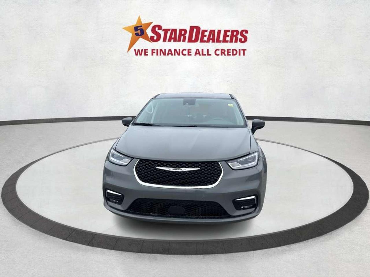 2023 Chrysler Pacifica 7 PASS HEATED SEATS CLEAN WE FINANCE ALL CREDIT! Photo1