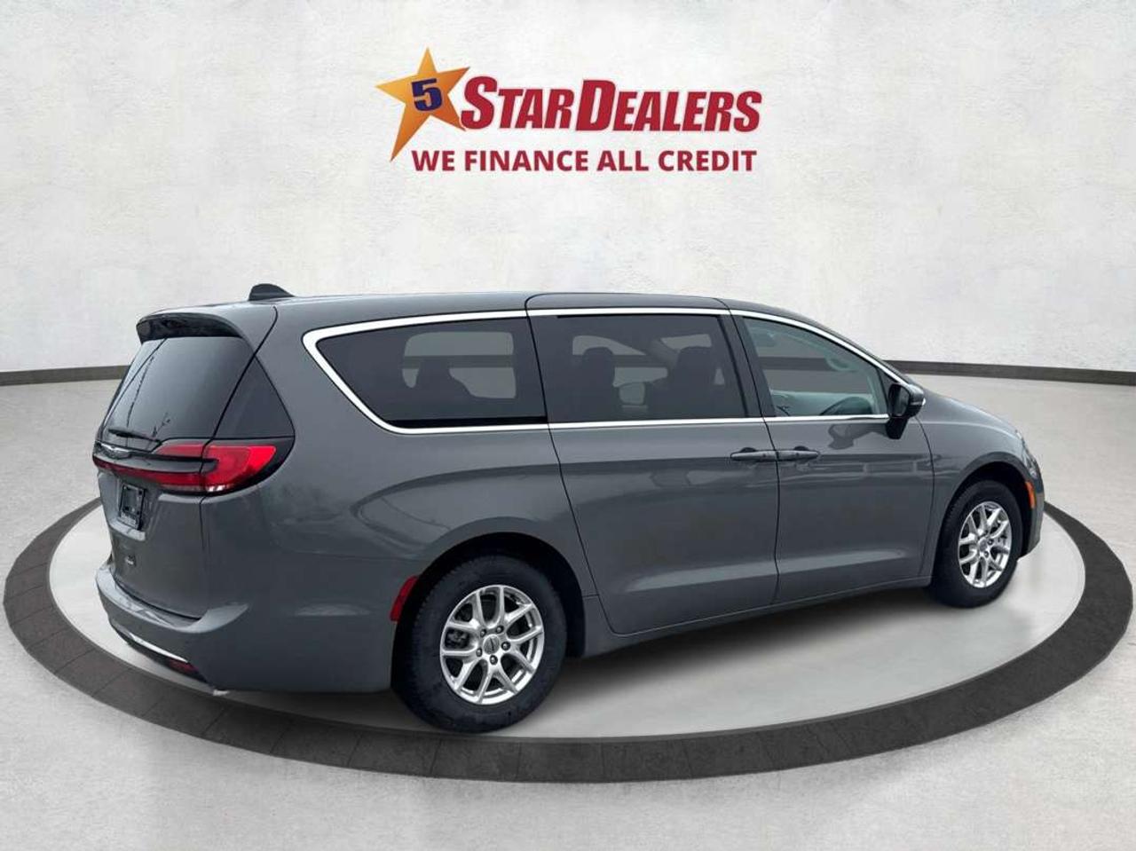 2023 Chrysler Pacifica 7 PASS HEATED SEATS CLEAN WE FINANCE ALL CREDIT! Photo