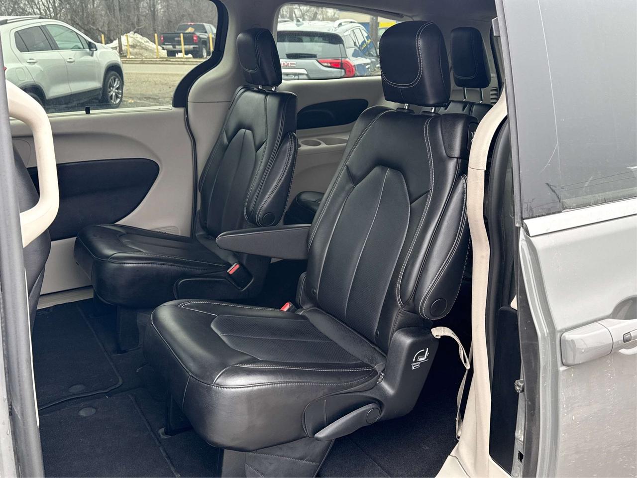 2023 Chrysler Pacifica 7 PASS HEATED SEATS CLEAN WE FINANCE ALL CREDIT! Photo