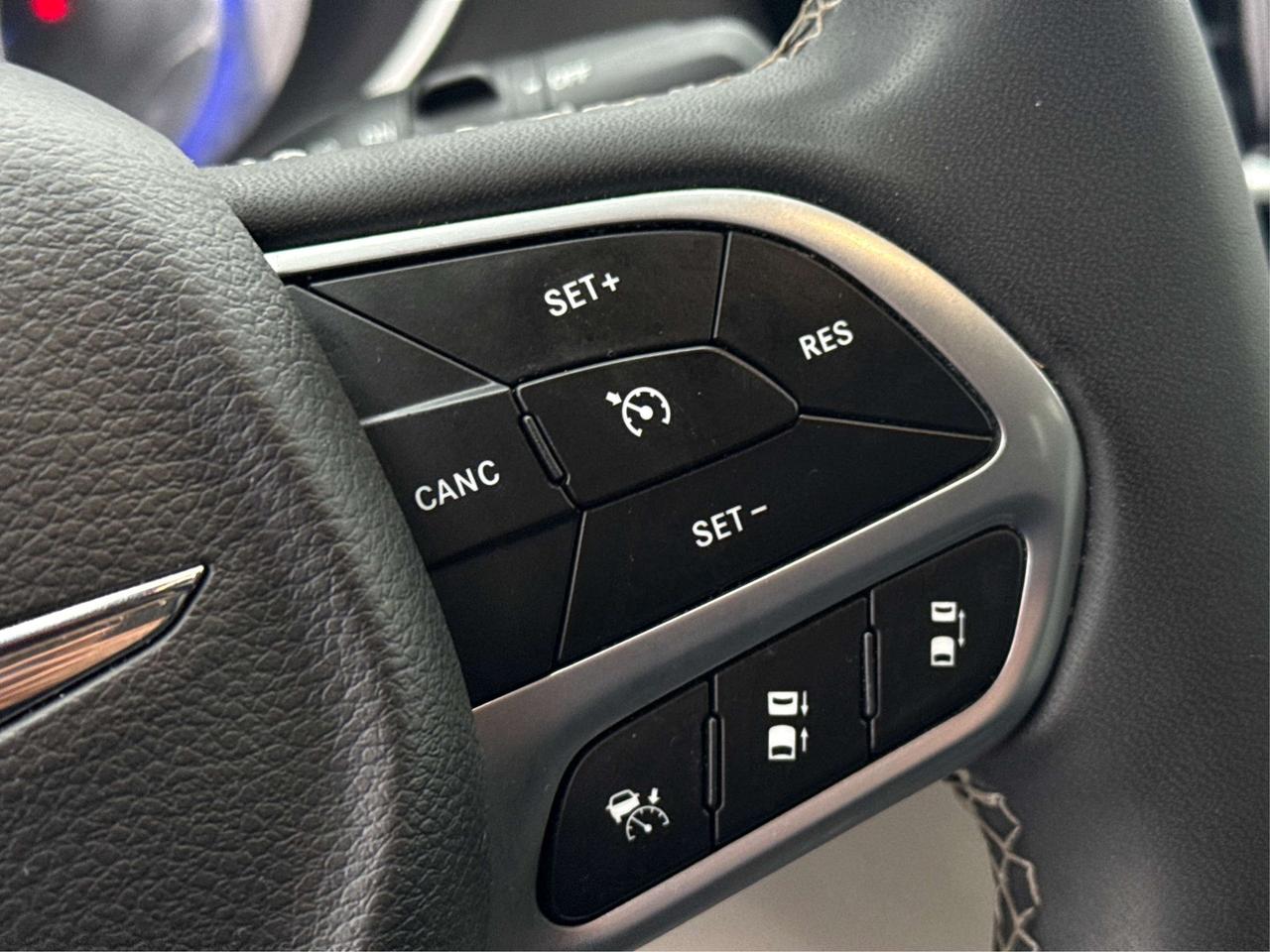 2023 Chrysler Pacifica 7 PASS HEATED SEATS CLEAN WE FINANCE ALL CREDIT! Photo