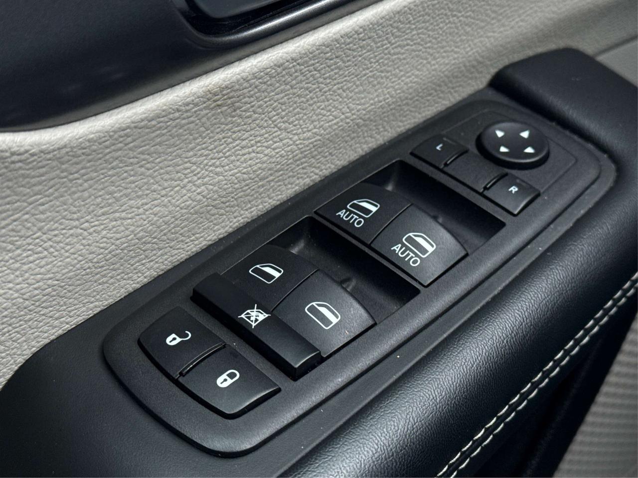 2023 Chrysler Pacifica 7 PASS HEATED SEATS CLEAN WE FINANCE ALL CREDIT! Photo