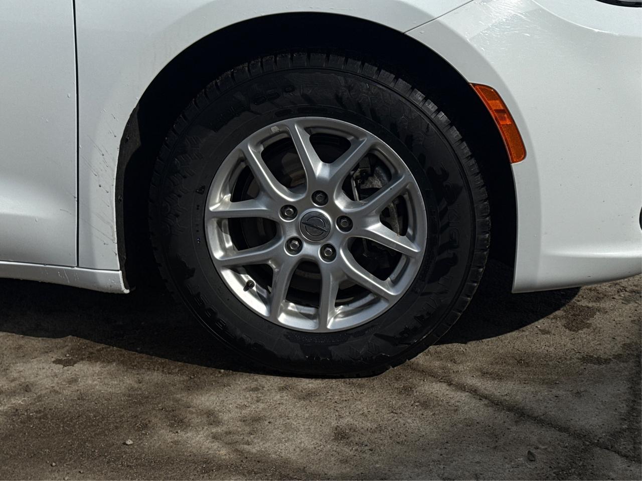 2023 Chrysler Pacifica 7 PASS HEATED SEATS LOADED WE FINANCE ALL CREDIT! Photo