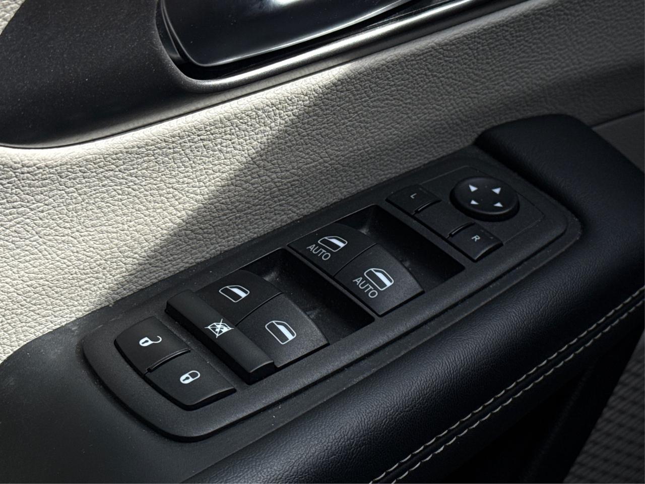 2023 Chrysler Pacifica 7 PASS HEATED SEATS LOADED WE FINANCE ALL CREDIT! Photo