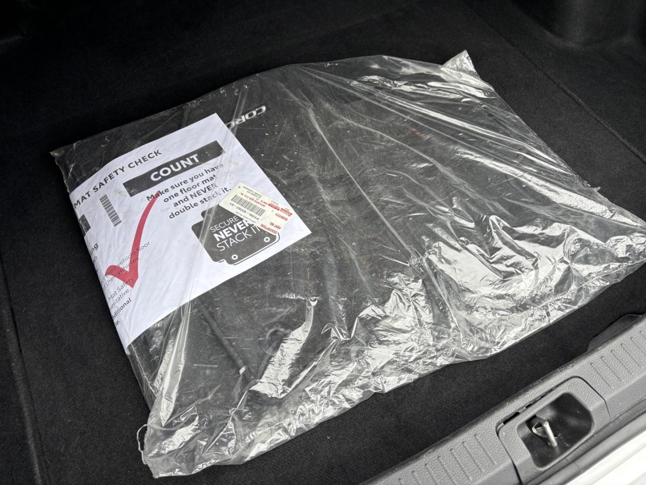 2023 Toyota Corolla LE HYBRID~38,000 KMS~CLEAN TITLE~ Photo