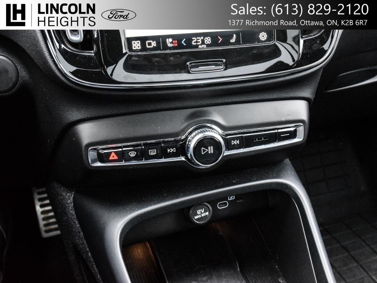 2022 Volvo XC40 Recharge Pure Electric  Photo