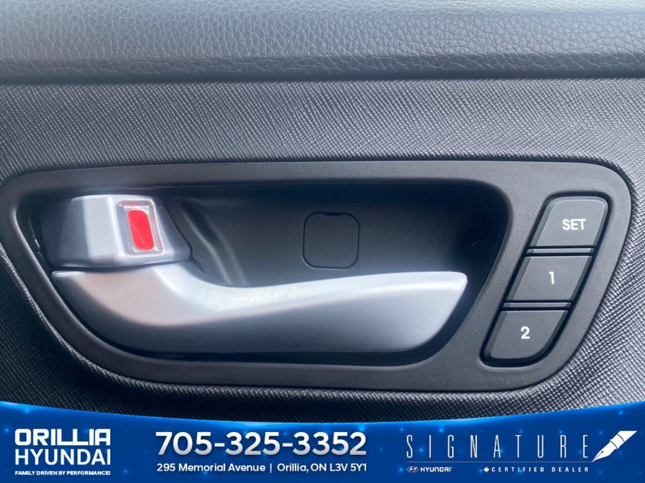 2015 Hyundai Santa Fe XL AWD 4dr 3.3L Auto Luxury Photo