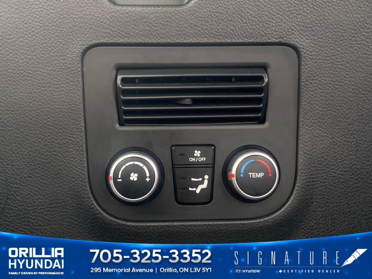 2015 Hyundai Santa Fe XL AWD 4dr 3.3L Auto Luxury Photo