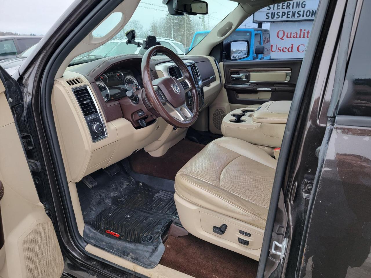 2017 RAM 1500 4WD Crew Cab Laramie Photo3