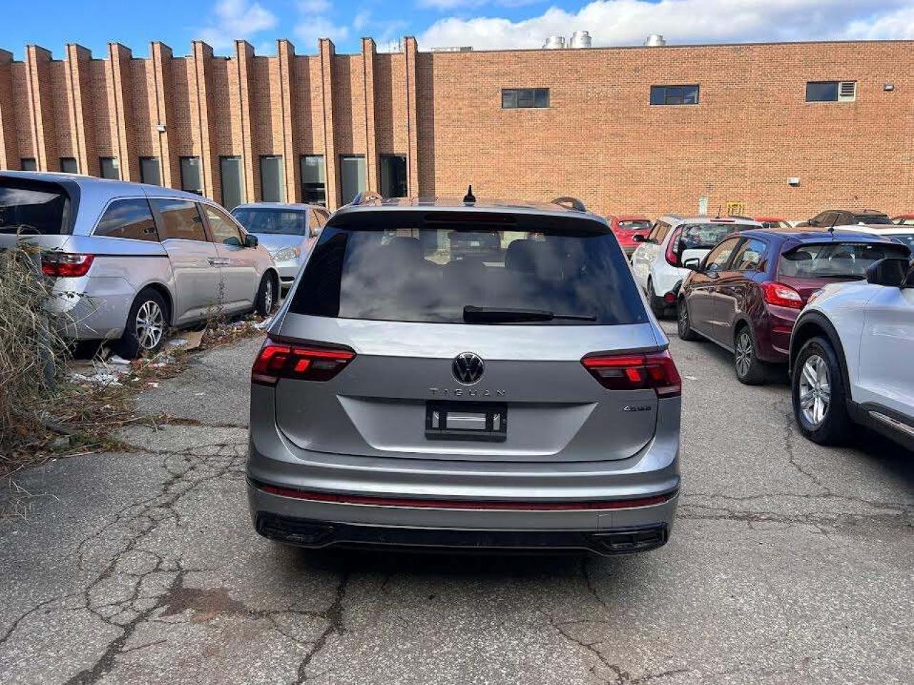 2023 Volkswagen Tiguan R-Line Black Edition 4MOTION/Leather/Sunroof/NAVI/ Photo