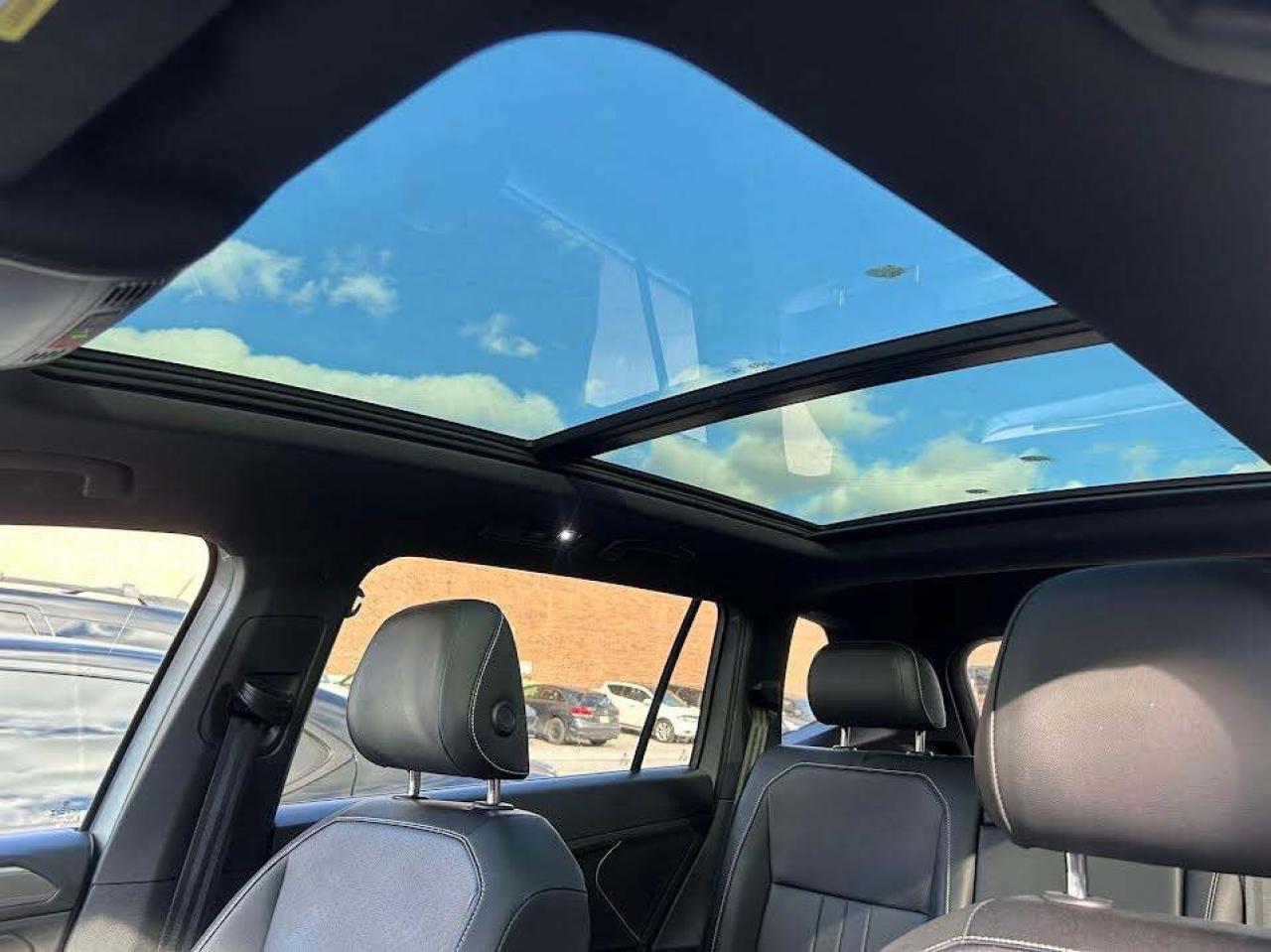 2023 Volkswagen Tiguan R-Line Black Edition 4MOTION/Leather/Sunroof/NAVI/ Photo