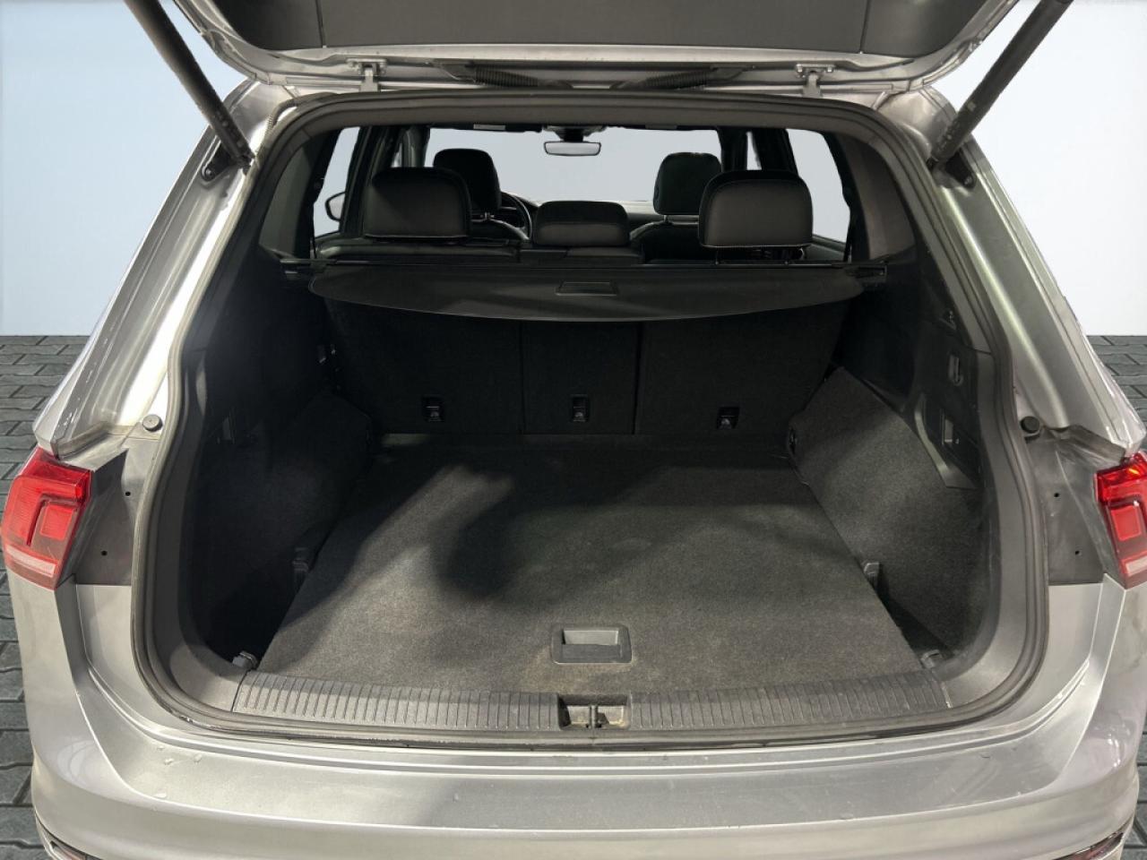 2023 Volkswagen Tiguan R-Line Black Edition 4MOTION/Leather/Sunroof/NAVI/ Photo