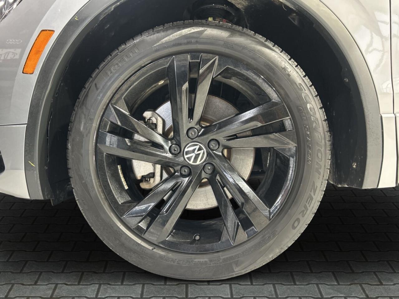 2023 Volkswagen Tiguan R-Line Black Edition 4MOTION/Leather/Sunroof/NAVI/ Photo