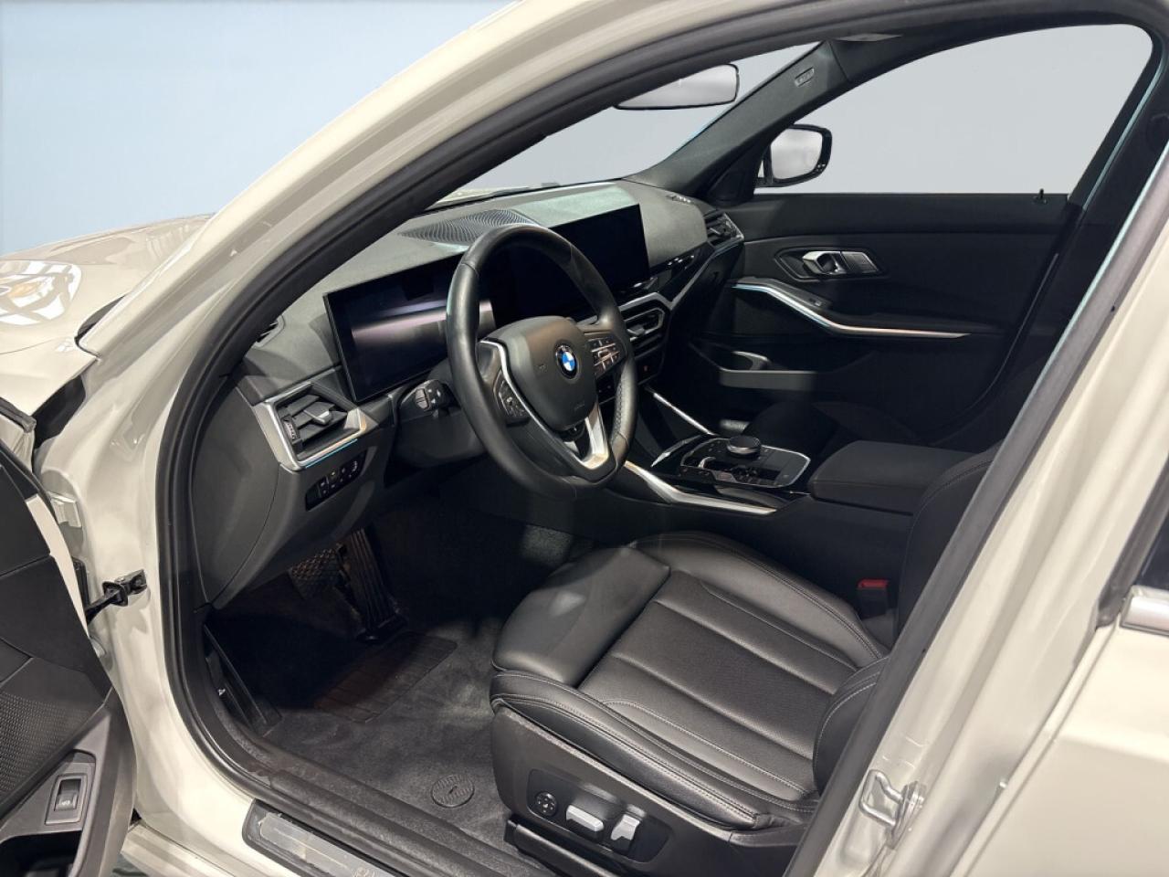 2024 BMW 330i i xDrive /Clean Carfax/One previses owner/Extra Cl Photo