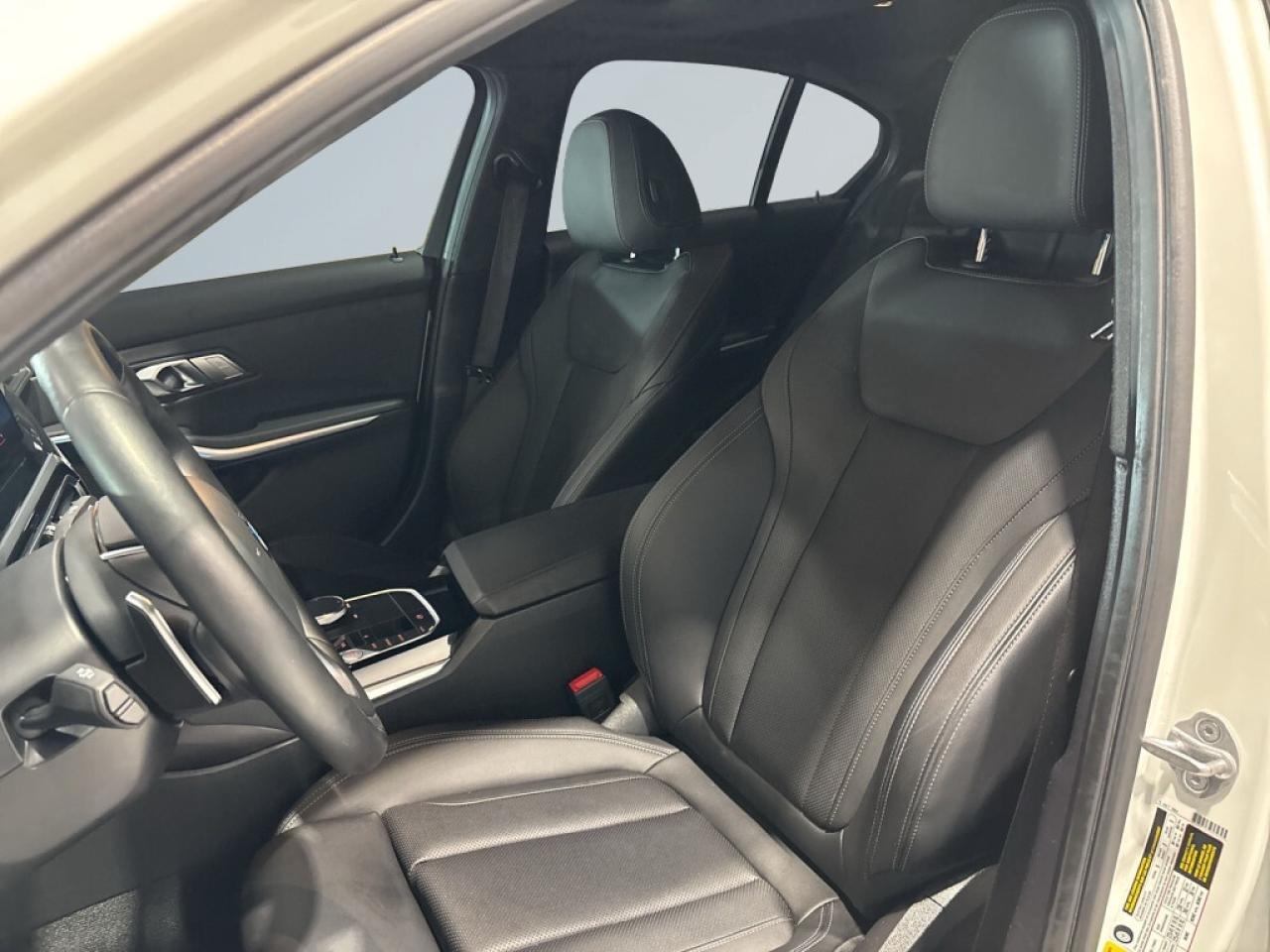 2024 BMW 330i i xDrive /Clean Carfax/One previses owner/Extra Cl Photo