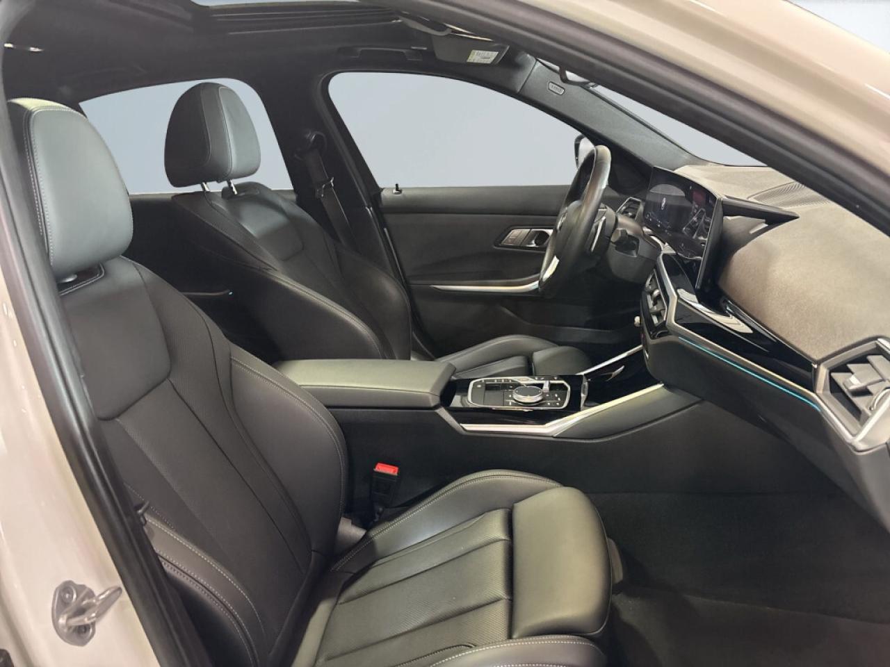 2024 BMW 330i i xDrive /Clean Carfax/One previses owner/Extra Cl Photo