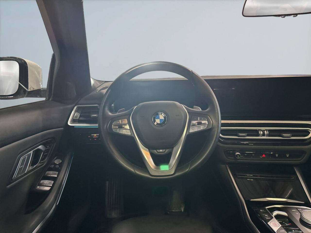 2024 BMW 330i i xDrive /Clean Carfax/One previses owner/Extra Cl Photo