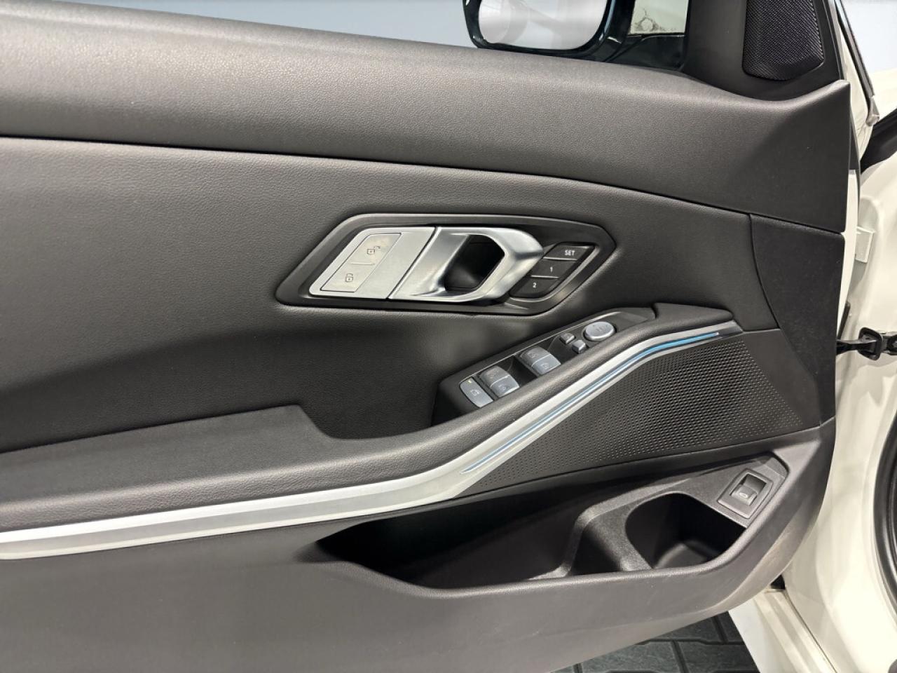 2024 BMW 330i i xDrive /Clean Carfax/One previses owner/Extra Cl Photo