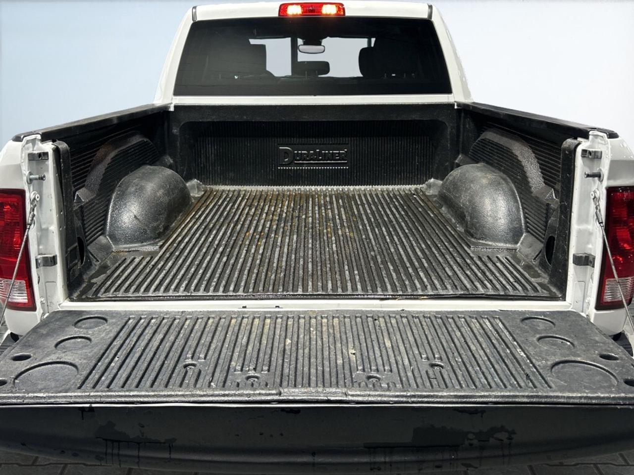 2023 RAM 1500 Classic SLT 4x4 /Express Appearance Pkg / Big Screen / NAV Photo