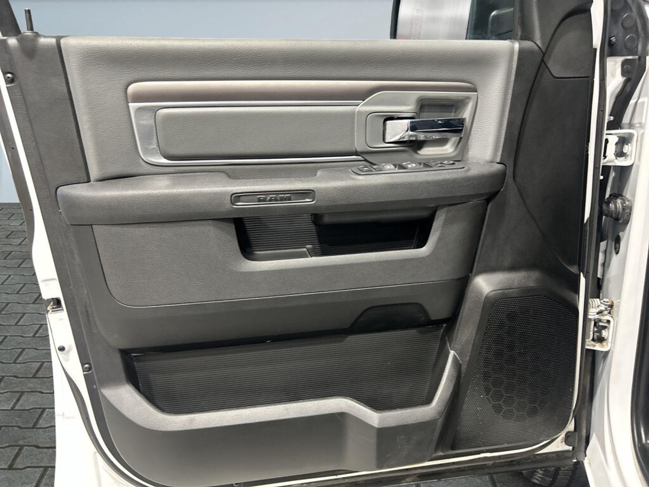 2023 RAM 1500 Classic SLT 4x4 /Express Appearance Pkg / Big Screen / NAV Photo