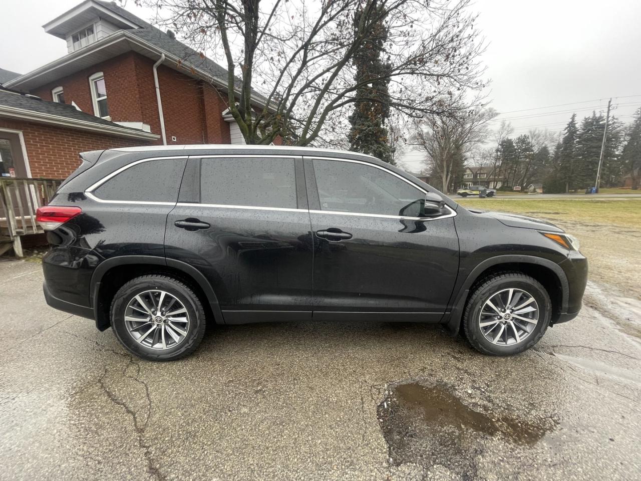 2019 Toyota Highlander XLE AWD *Nav/Sunroof Photo